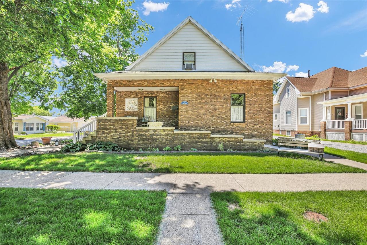 12 S Walnut St., Villa Grove, IL 61956