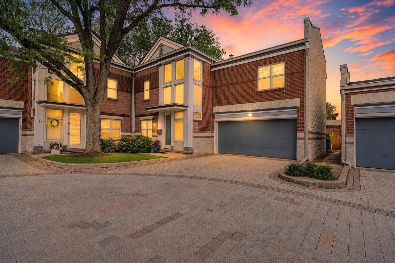 15 Manchester Ln., Elmhurst, IL 60126