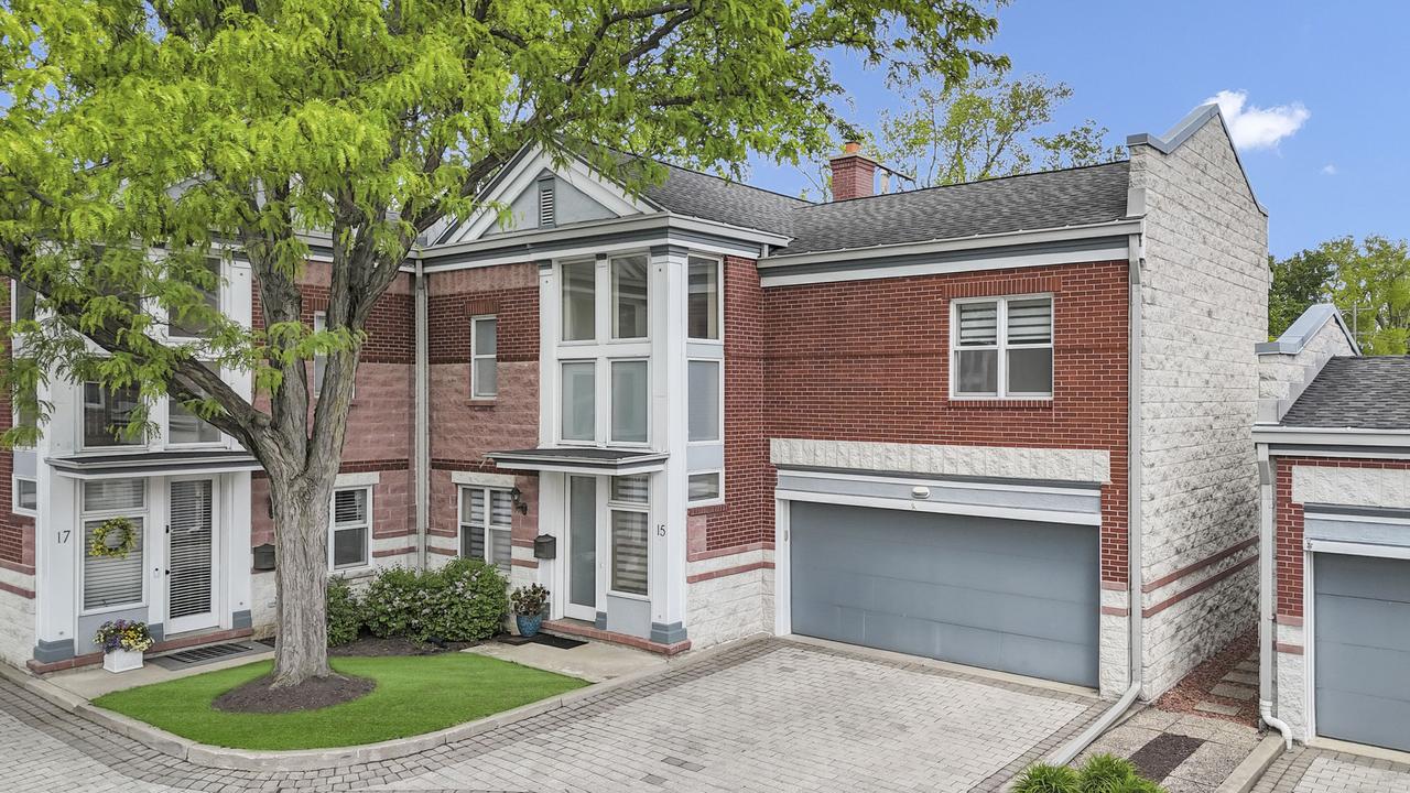 15 Manchester Ln., Elmhurst, IL 60126