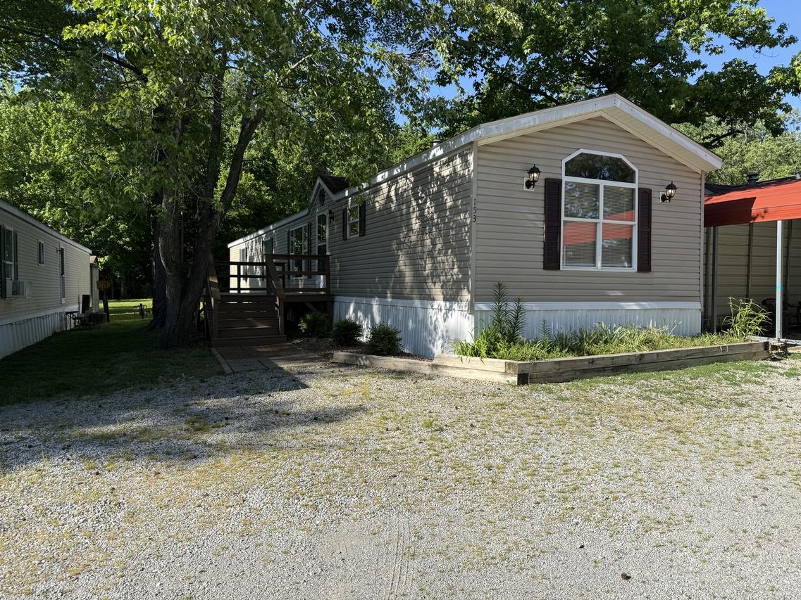 153 Oak Valley Dr., Carbondale, IL 62901