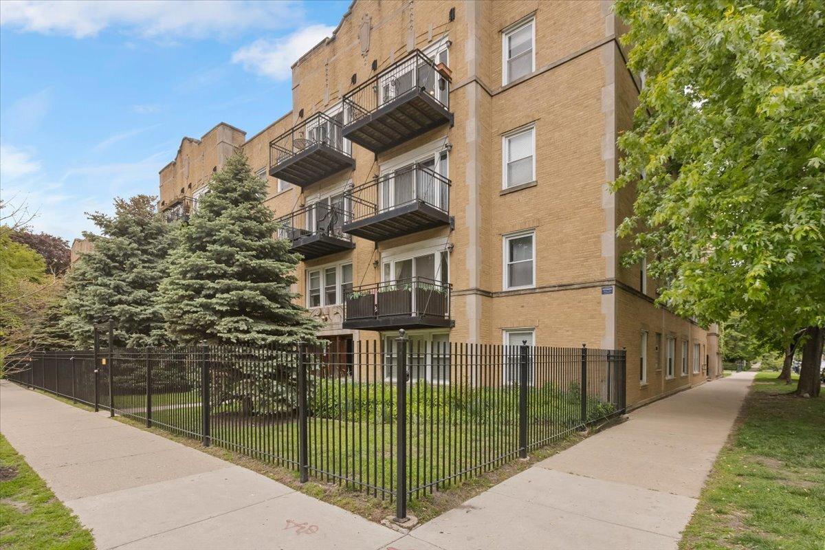 7050 N Damen Ave. #3S, Chicago, IL 60645
