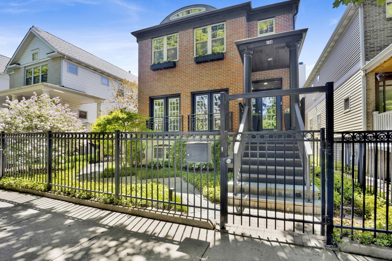 1621 W Rosehill Dr., Chicago, IL 60660