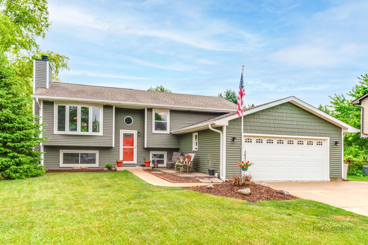 829 Colony Ct., Lindenhurst, IL 60046