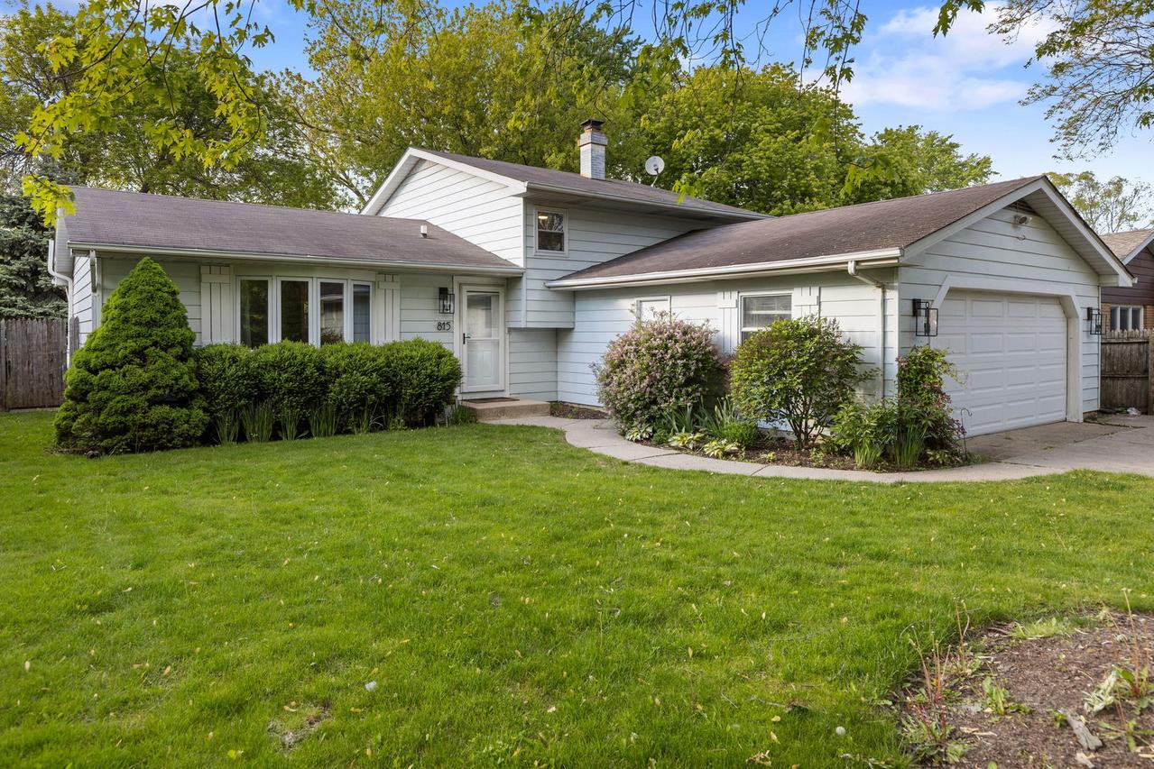 815 Jenkisson Ave., Lake Bluff, IL 60044