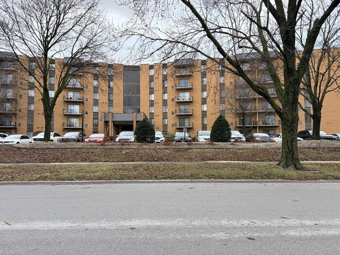 700 N Bruce Ln. #211, Glenwood, IL 60425