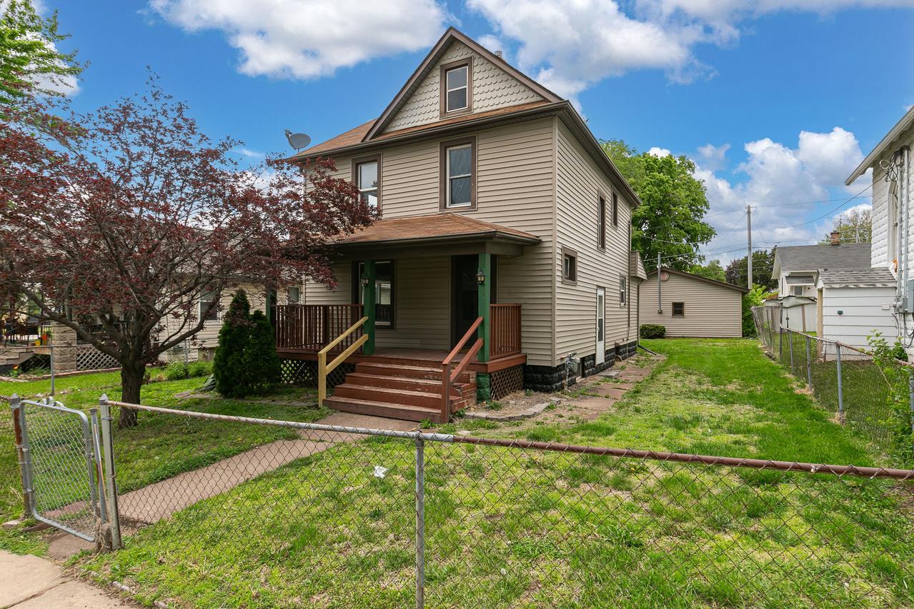 1915 3x Ave., East Moline, IL 61244