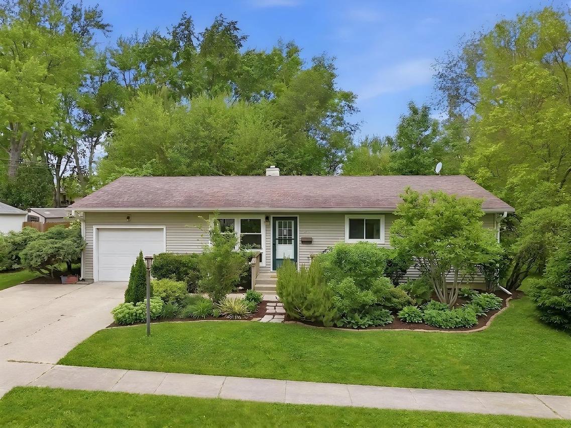 324 Birchwood Ln., Dekalb, IL 60115