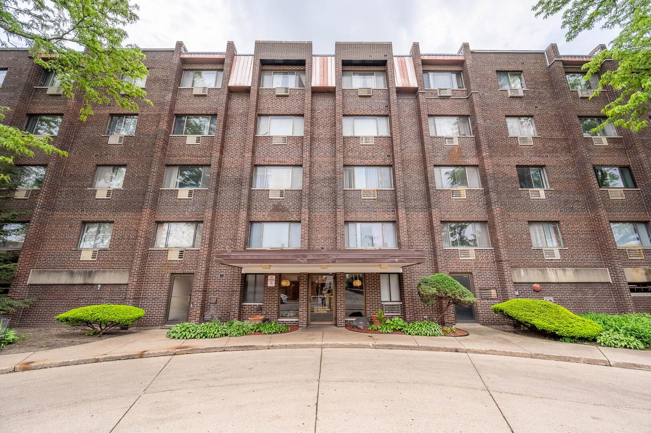 8455 W Leland Ave. #205, Chicago, IL 60656