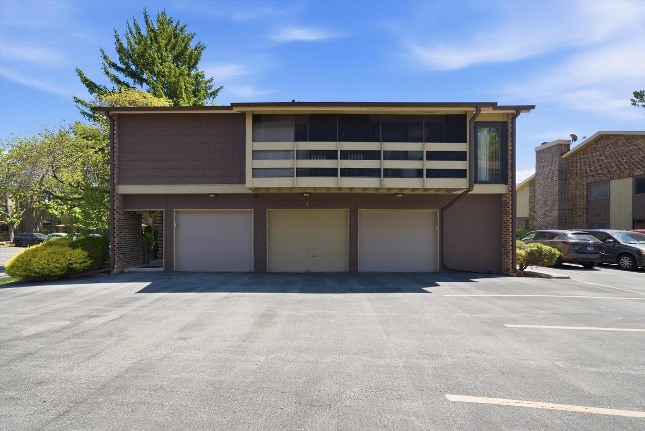 1 W Stonebridge Ct. #1C, Palos Hills, IL 60465