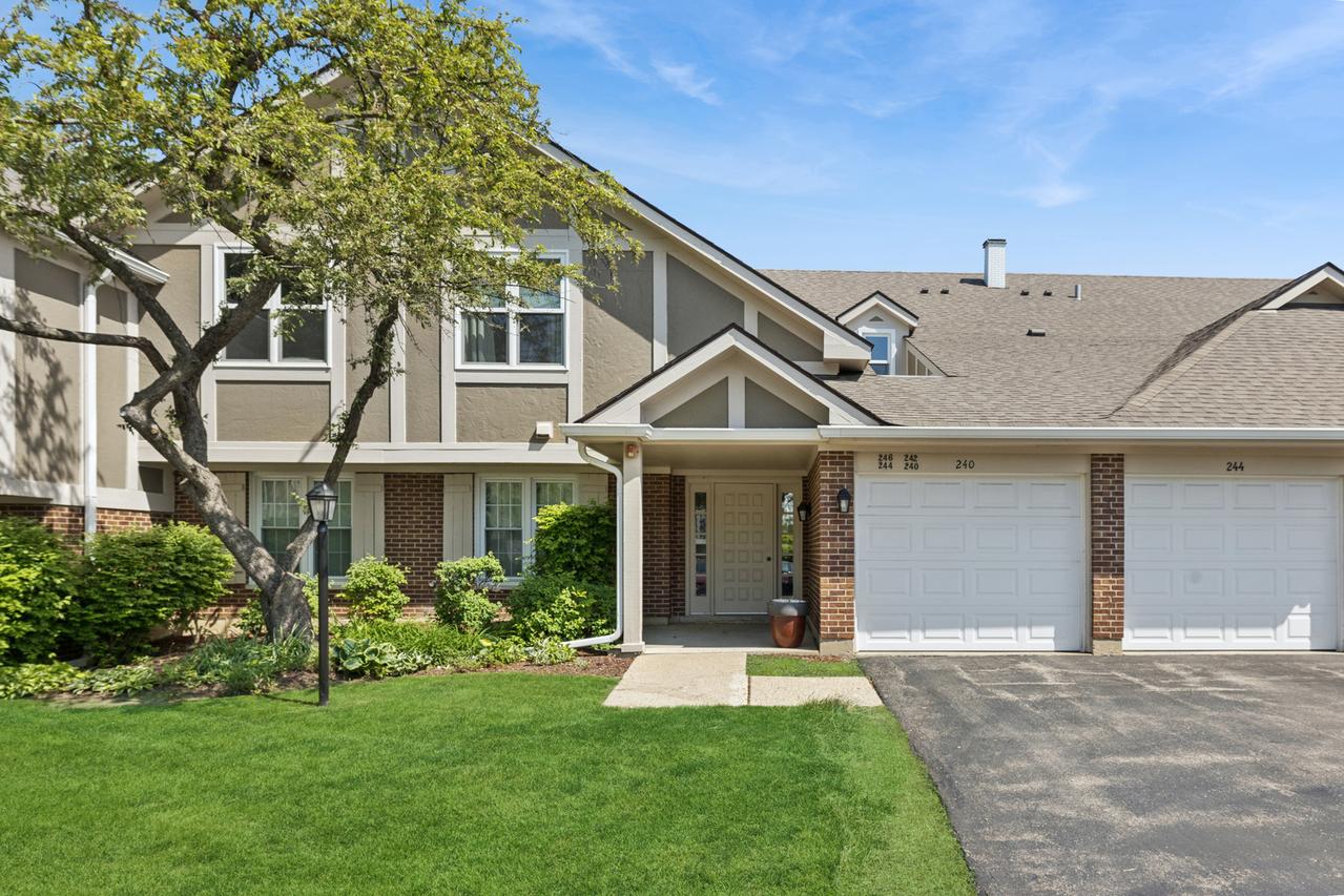 240 Southwick Ct., Vernon Hills, IL 60061