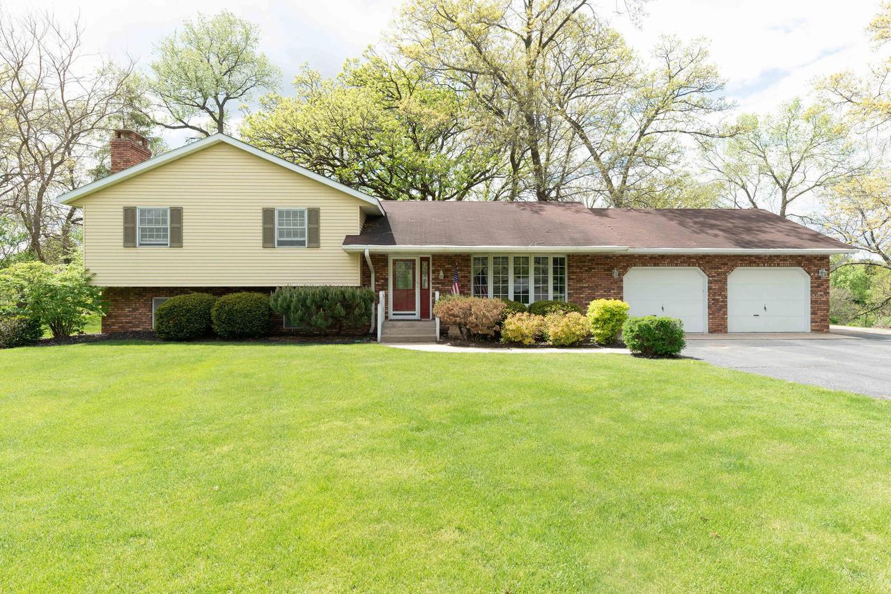 10594 Grover Oaks Rd., Roscoe, IL 61073