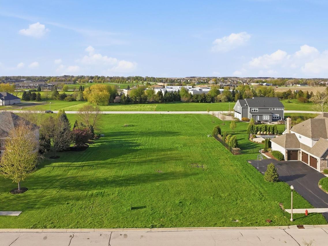 223 Merry Oaks Dr., Sycamore, IL 60178