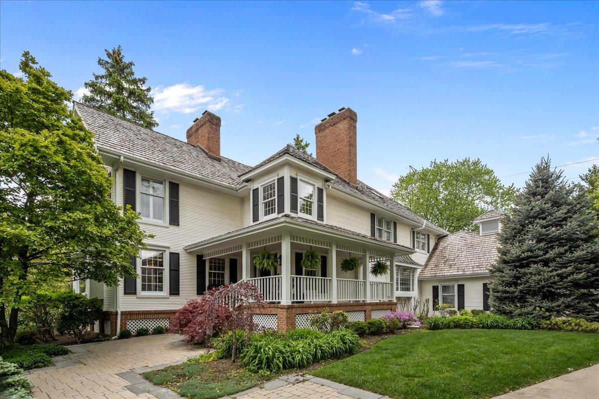 1009 Ashley Ln., Libertyville, IL 60048