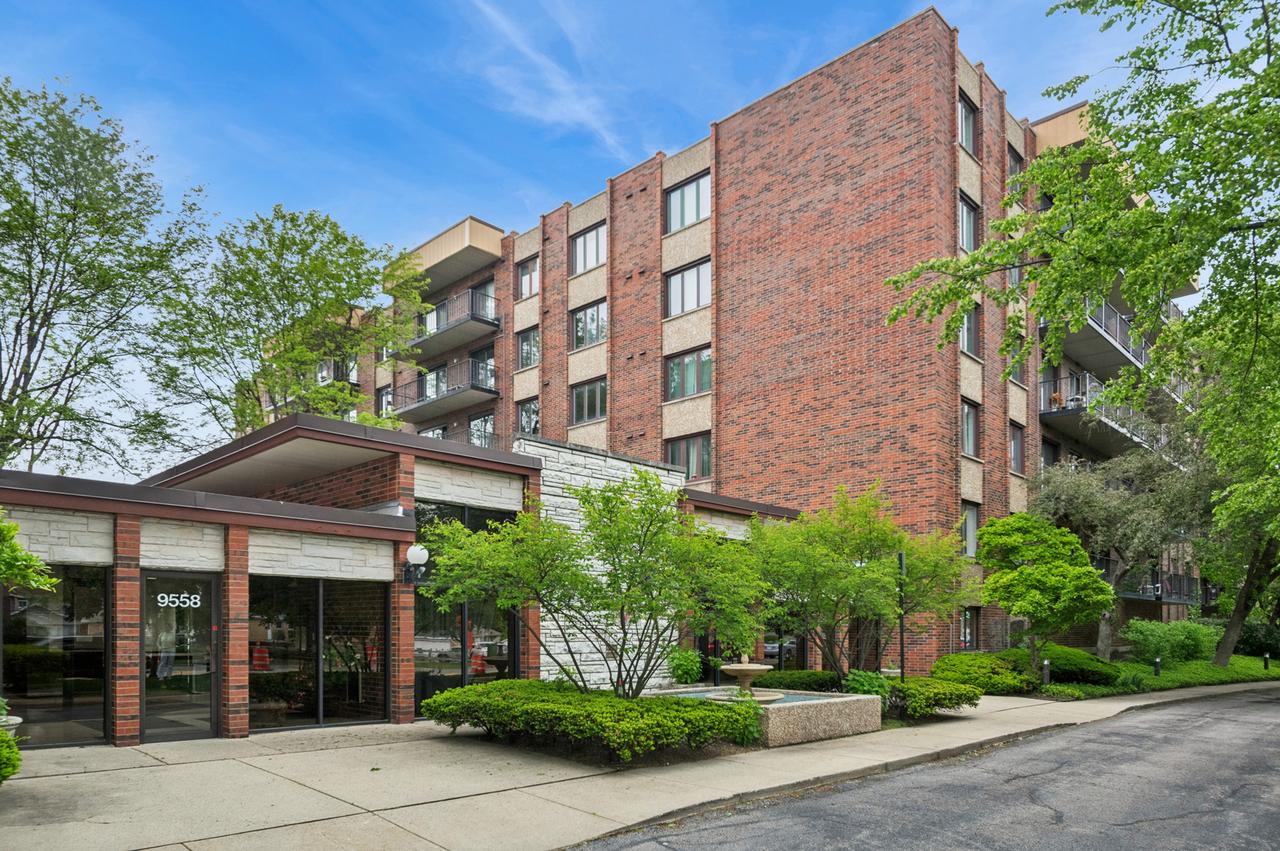 9560 Gross Point Rd. #409B, Skokie, IL 60076
