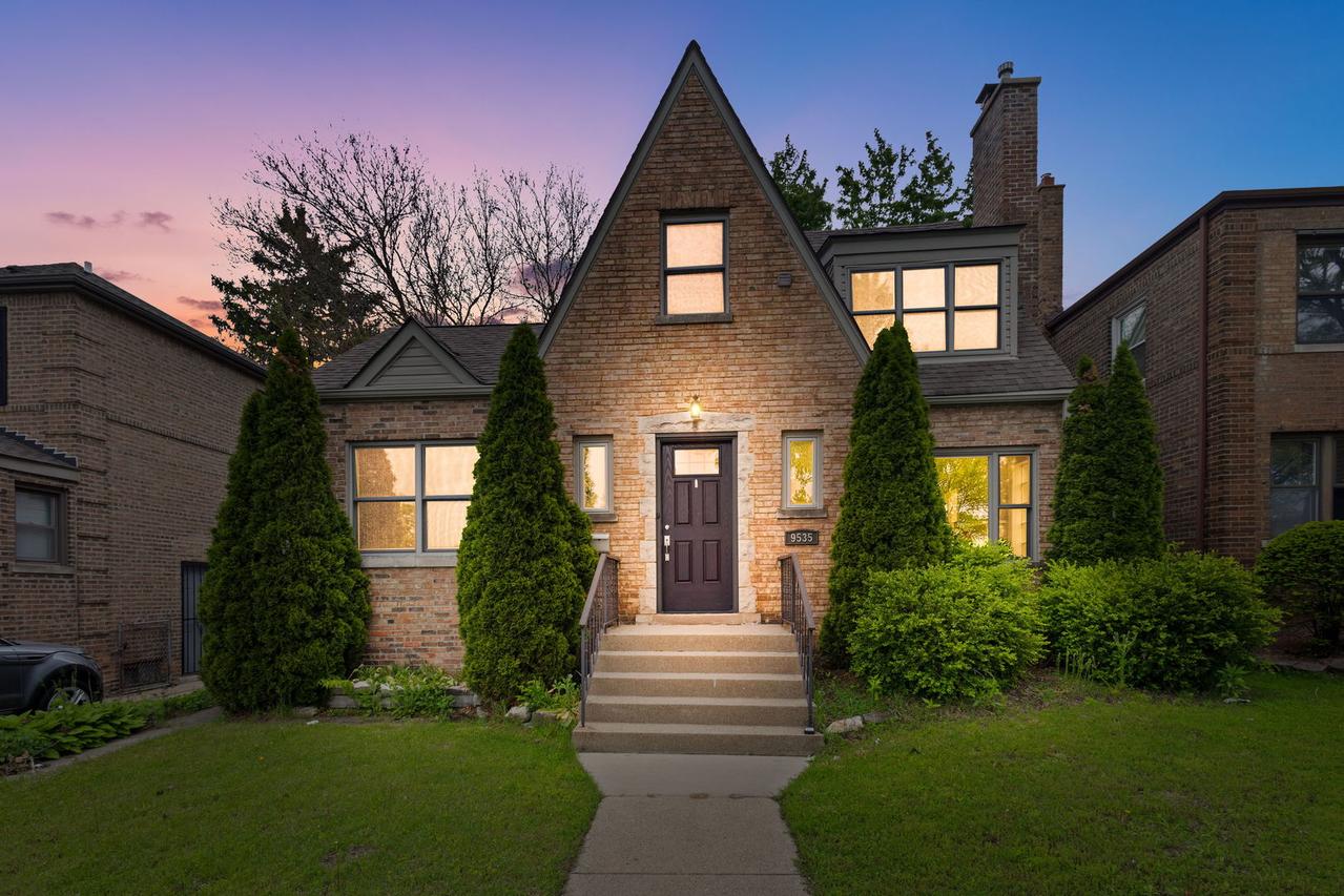 9535 S Fairfield Ave., Evergreen Park, IL 60805