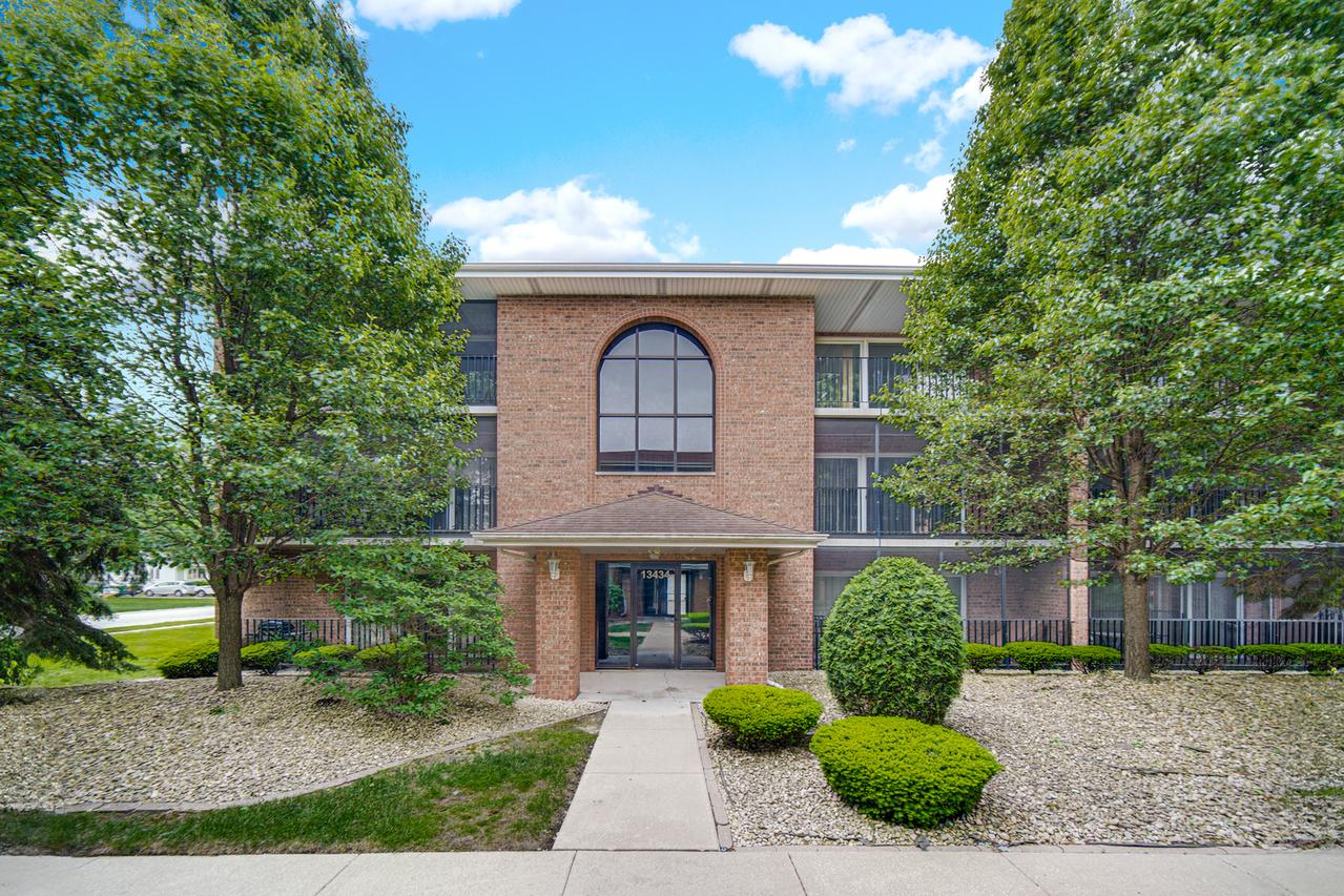 13434 E Circle Dr. #404, Crestwood, IL 60418