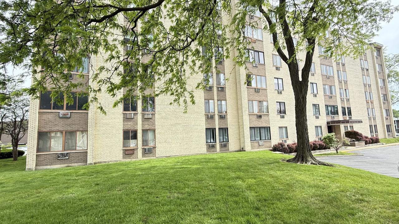 9745 S Karlov Ave. #304, Oak Lawn, IL 60453