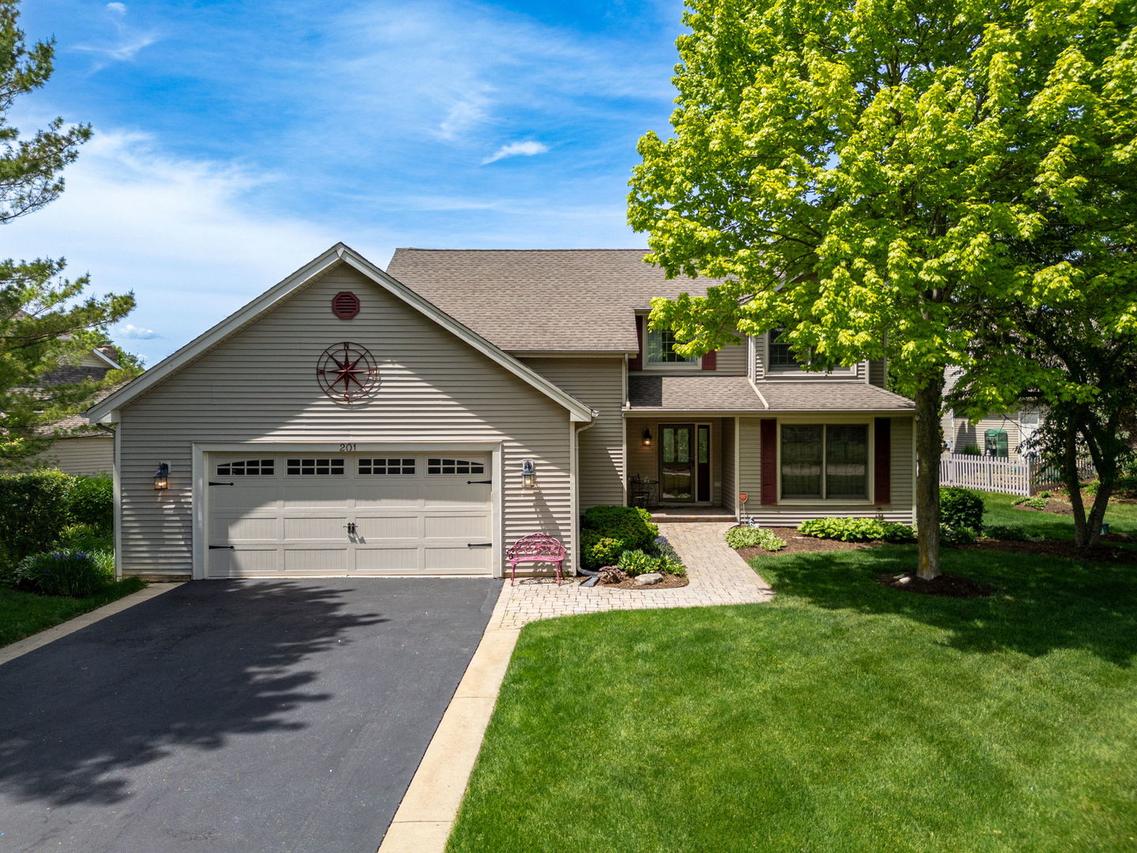201 Tulip Cir., Island Lake, IL 60042