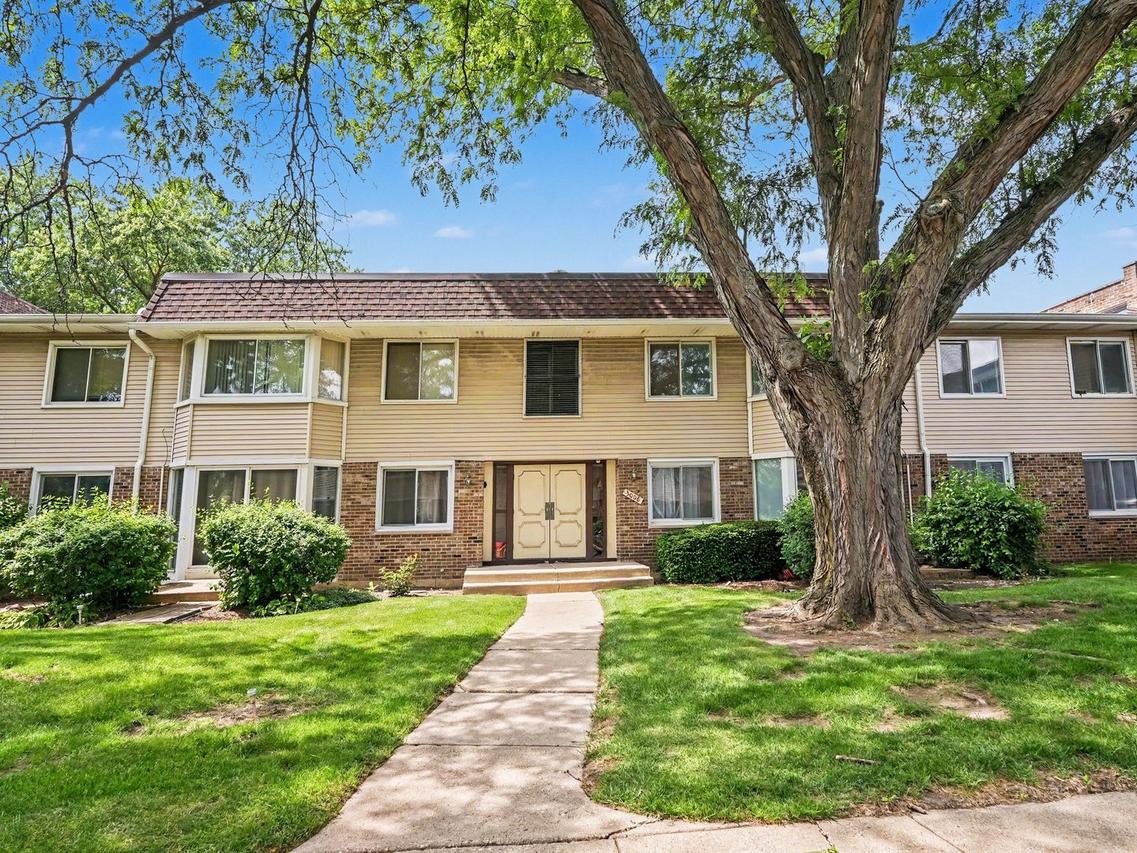 3008 Roberts Dr. #7, Woodridge, IL 60517