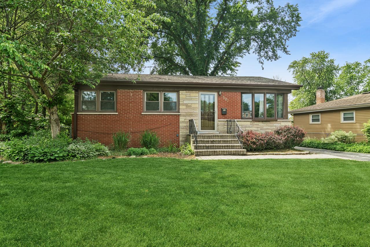 327 W Hawley St., Mundelein, IL 60060