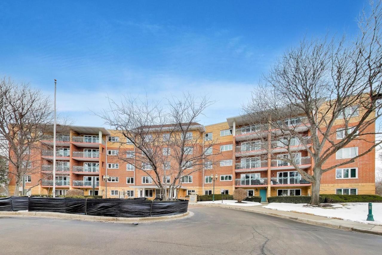 710 Creekside Dr. #104A, Mount Prospect, IL 60056