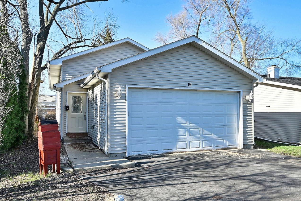 19 E Pineview Dr., Round Lake Park, IL 60073