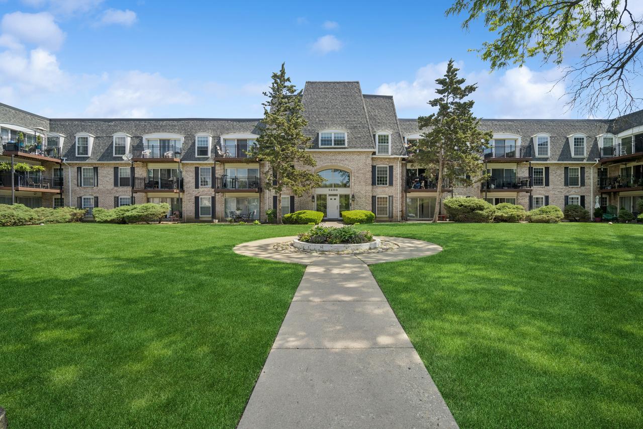 5200 Carriageway Dr. #214, Rolling Meadows, IL 60008