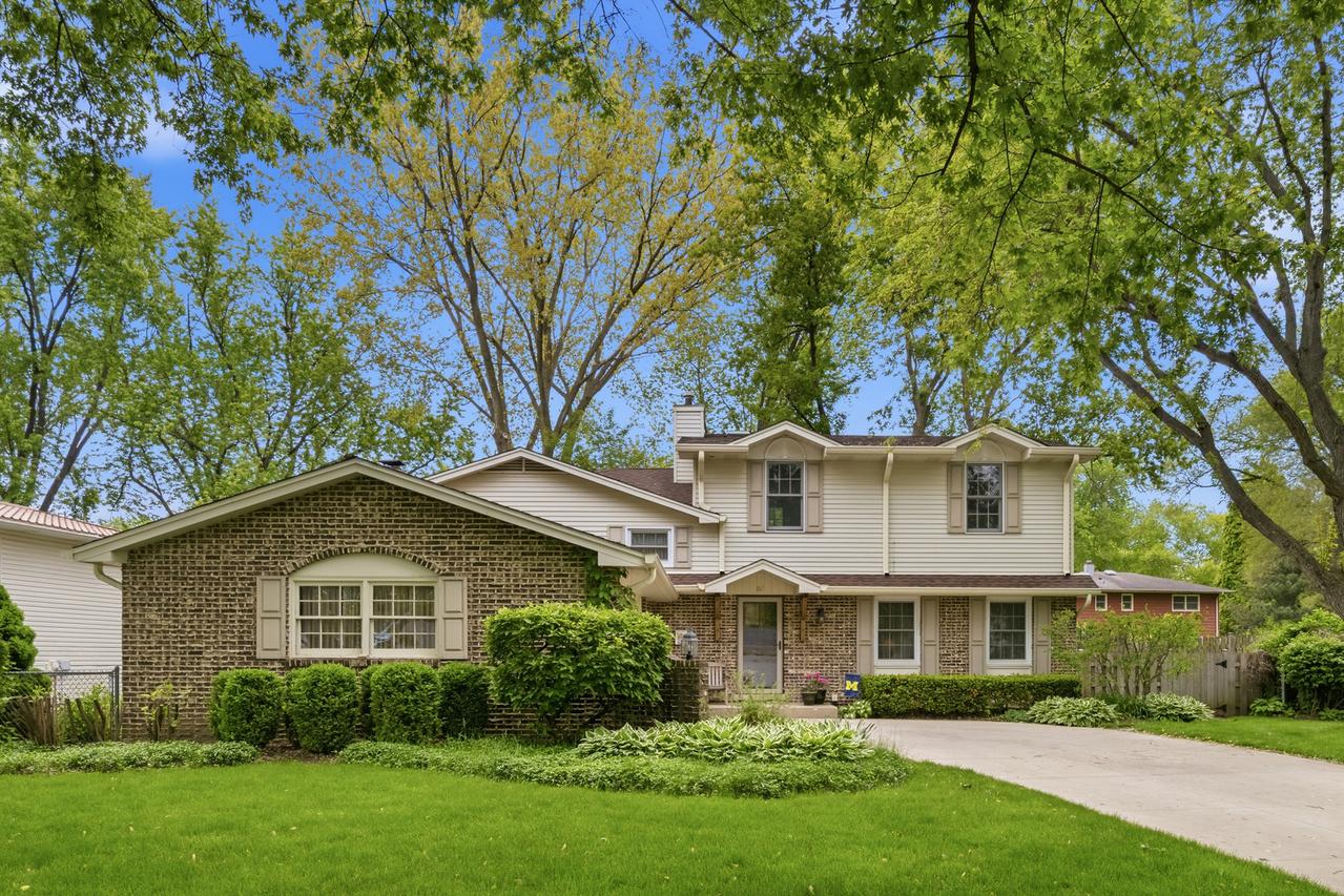 827 Liberty Bell Ln., Libertyville, IL 60048