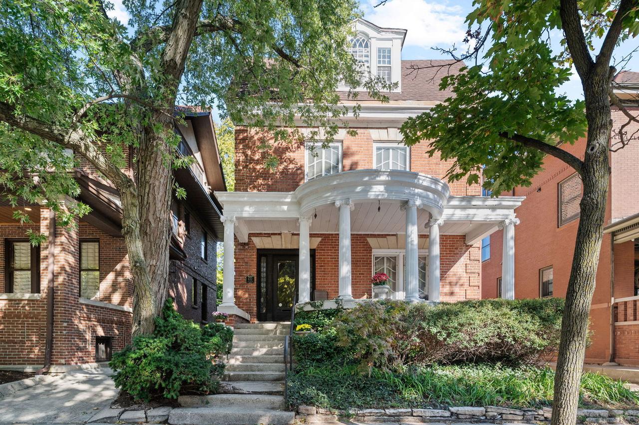 832 W Junior Ter., Chicago, IL 60613