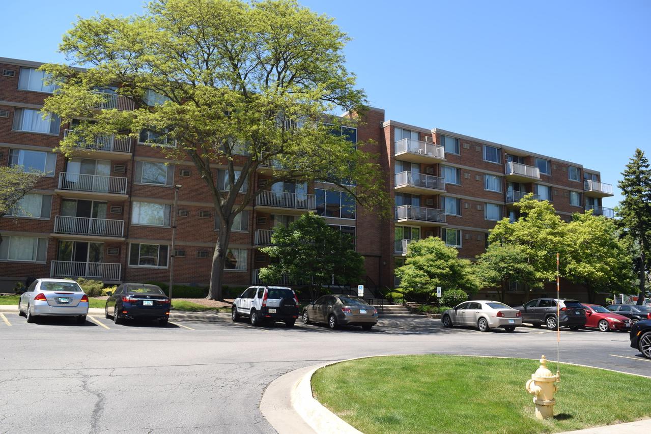 2222 S Stewart Ave. #1H, Lombard, IL 60148