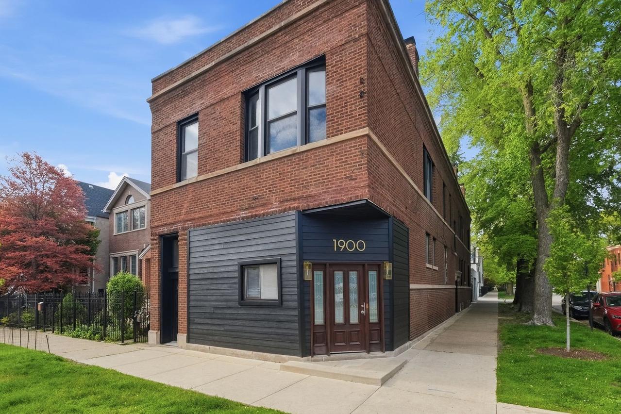 1900 W Oakdale Ave., Chicago, IL 60618