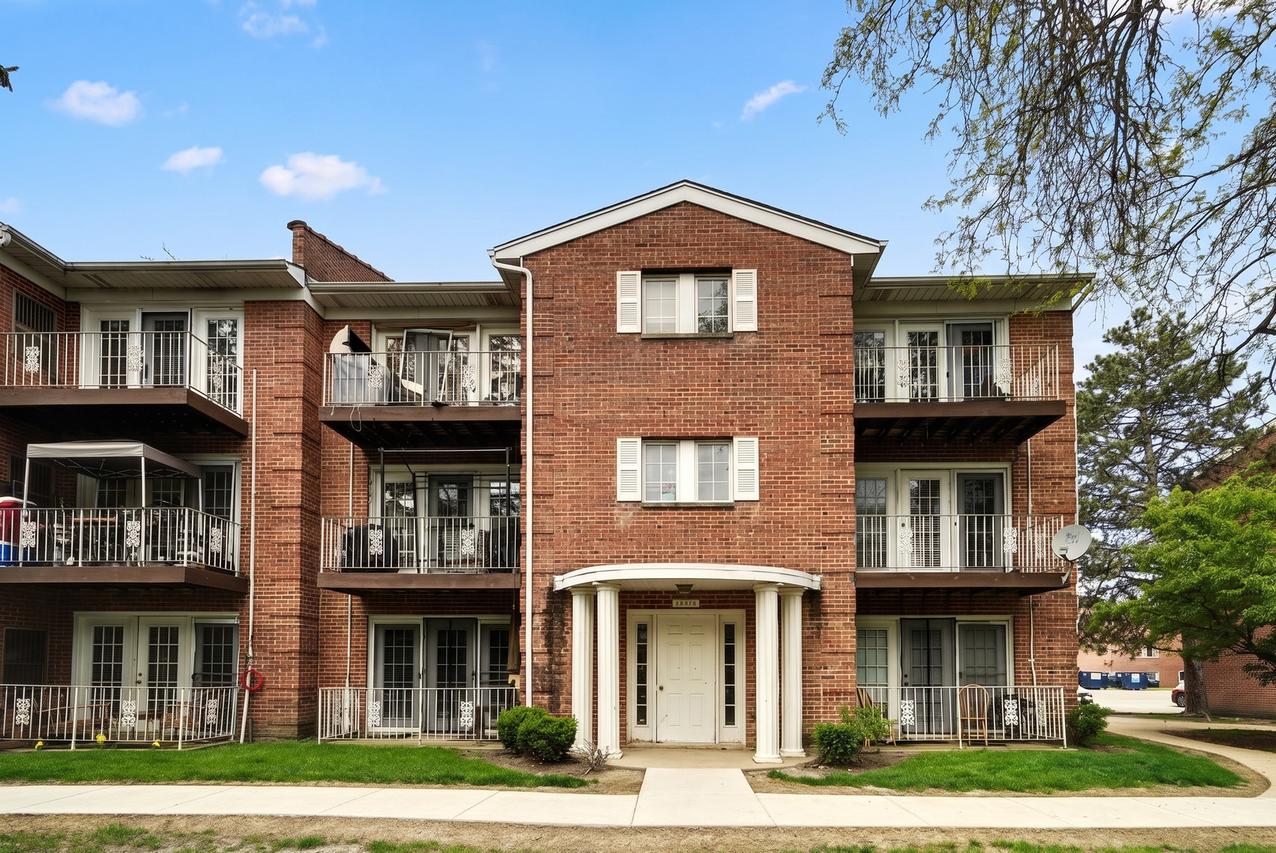684 Quincy Bridge Ln. #202, Glenview, IL 60025