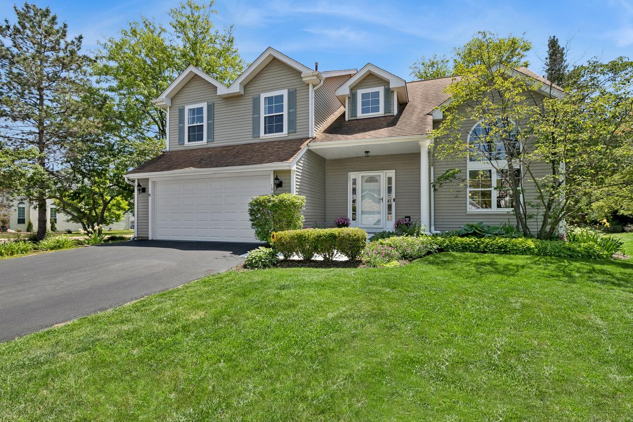 139 N Crooked Lake Ln., Lindenhurst, IL 60046