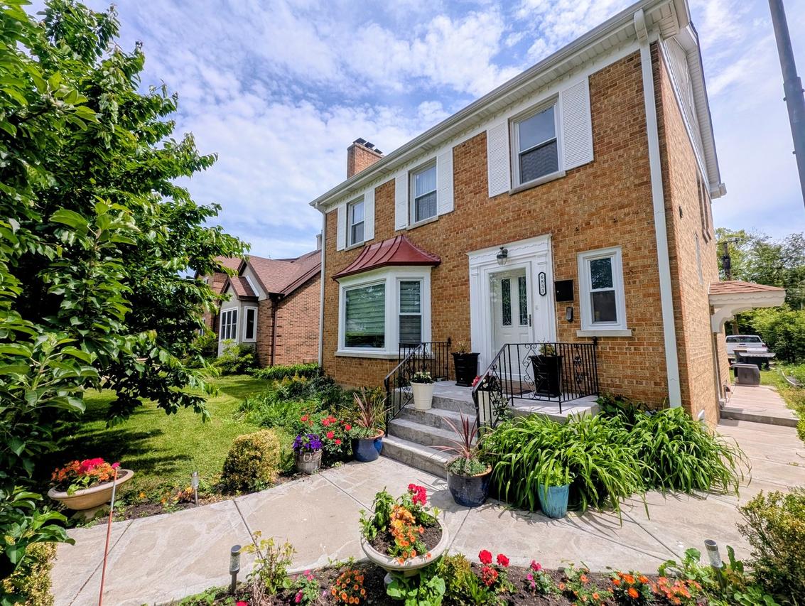 6833 N Lowell Ave., Lincolnwood, IL 60712