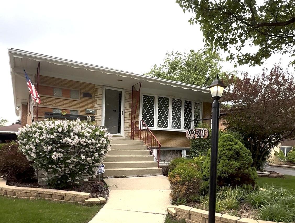9220 Parkside Ave., Oak Lawn, IL 60453