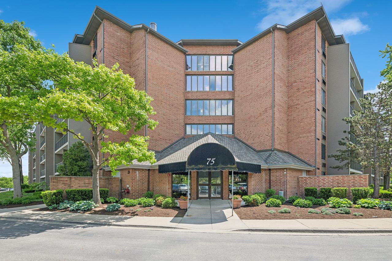 75 Kristin Cir. #512, Schaumburg, IL 60195