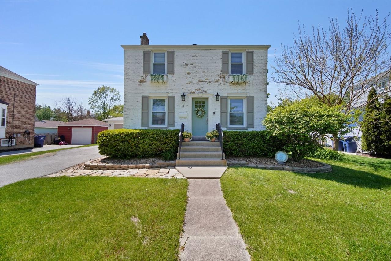 6 Iroquois Dr., Clarendon Hills, IL 60514