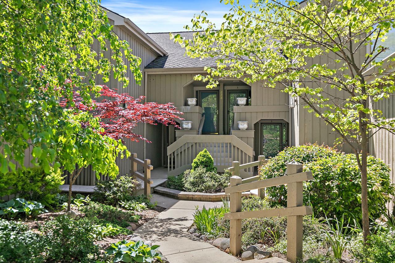 228 Hickory Ln. #C, Lake Barrington, IL 60010