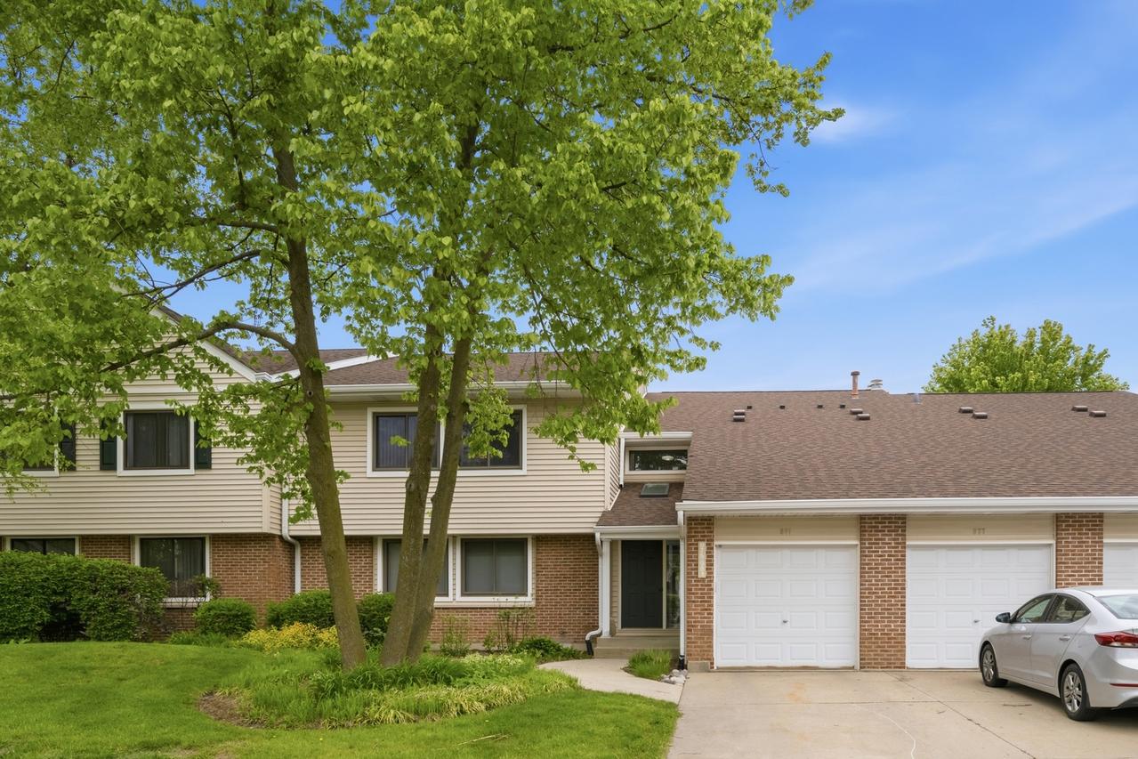 981 Pine Tree Cir., Buffalo Grove, IL 60089