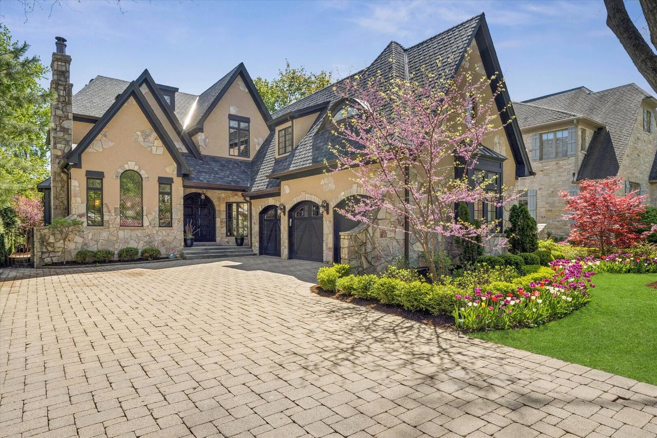 561 Walker Rd., Hinsdale, IL 60521