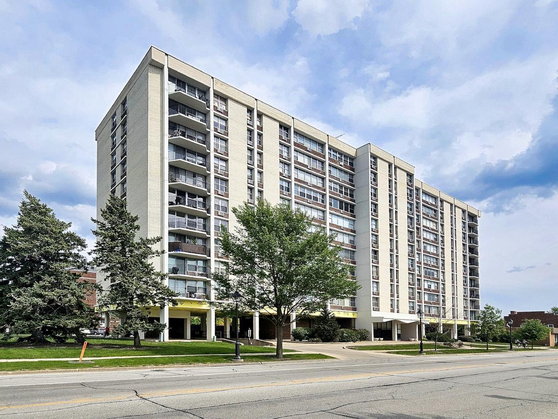 33 N Main St. #10J, Lombard, IL 60148