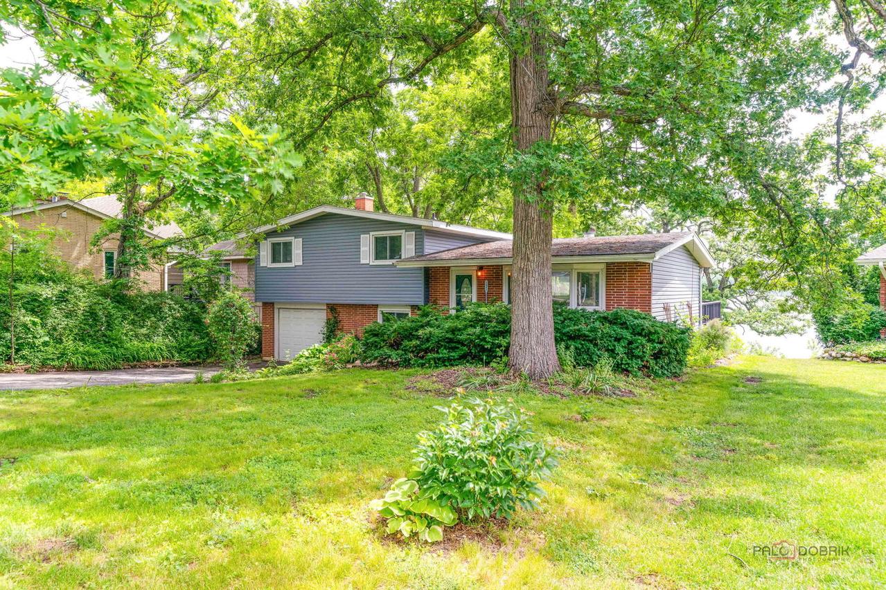 1083 Lomond Dr., Mundelein, IL 60060