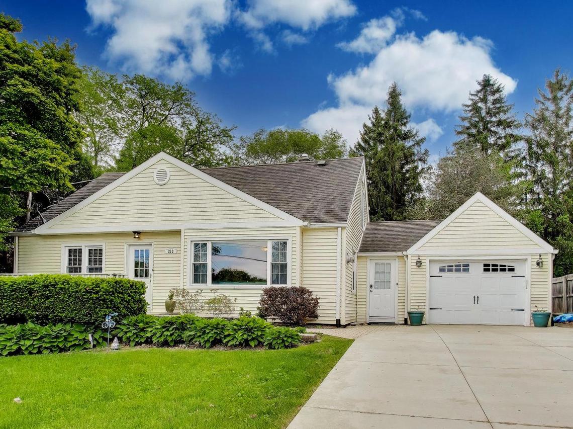 213 E Ellis Ave., Libertyville, IL 60048