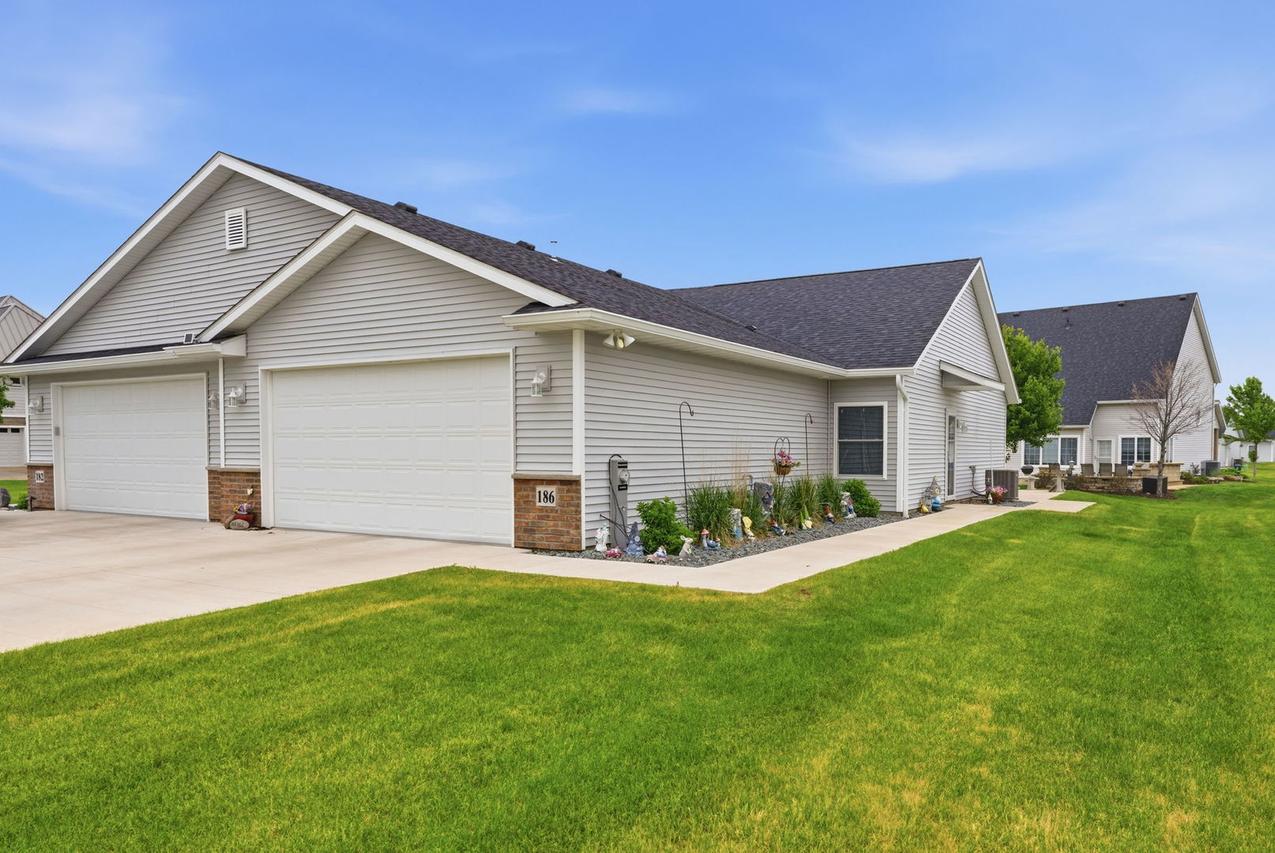186 Beacon Harbor Cir., East Moline, IL 61244