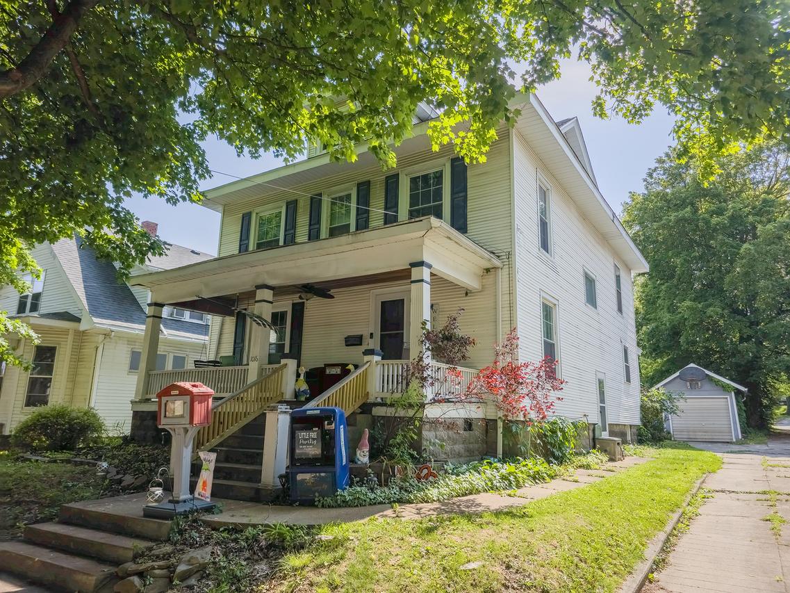 1016 N Market St., Mount Carmel, IL 62863
