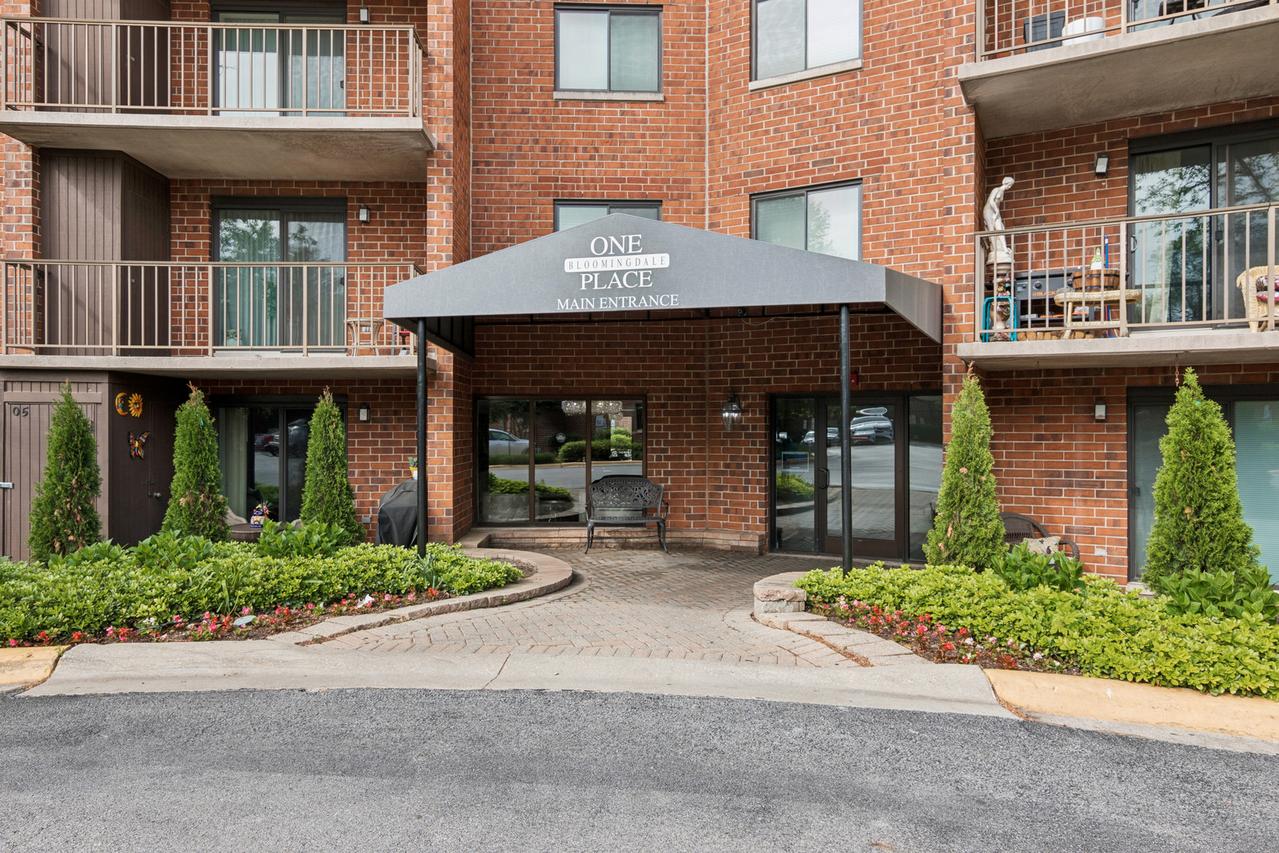 1 Bloomingdale Pl. #220, Bloomingdale, IL 60108