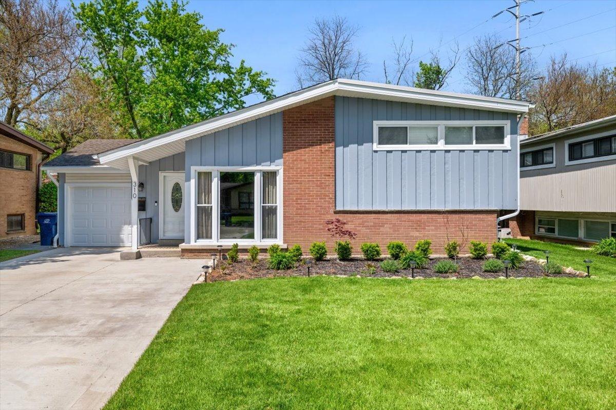 310 Chipili Dr., Northbrook, IL 60062