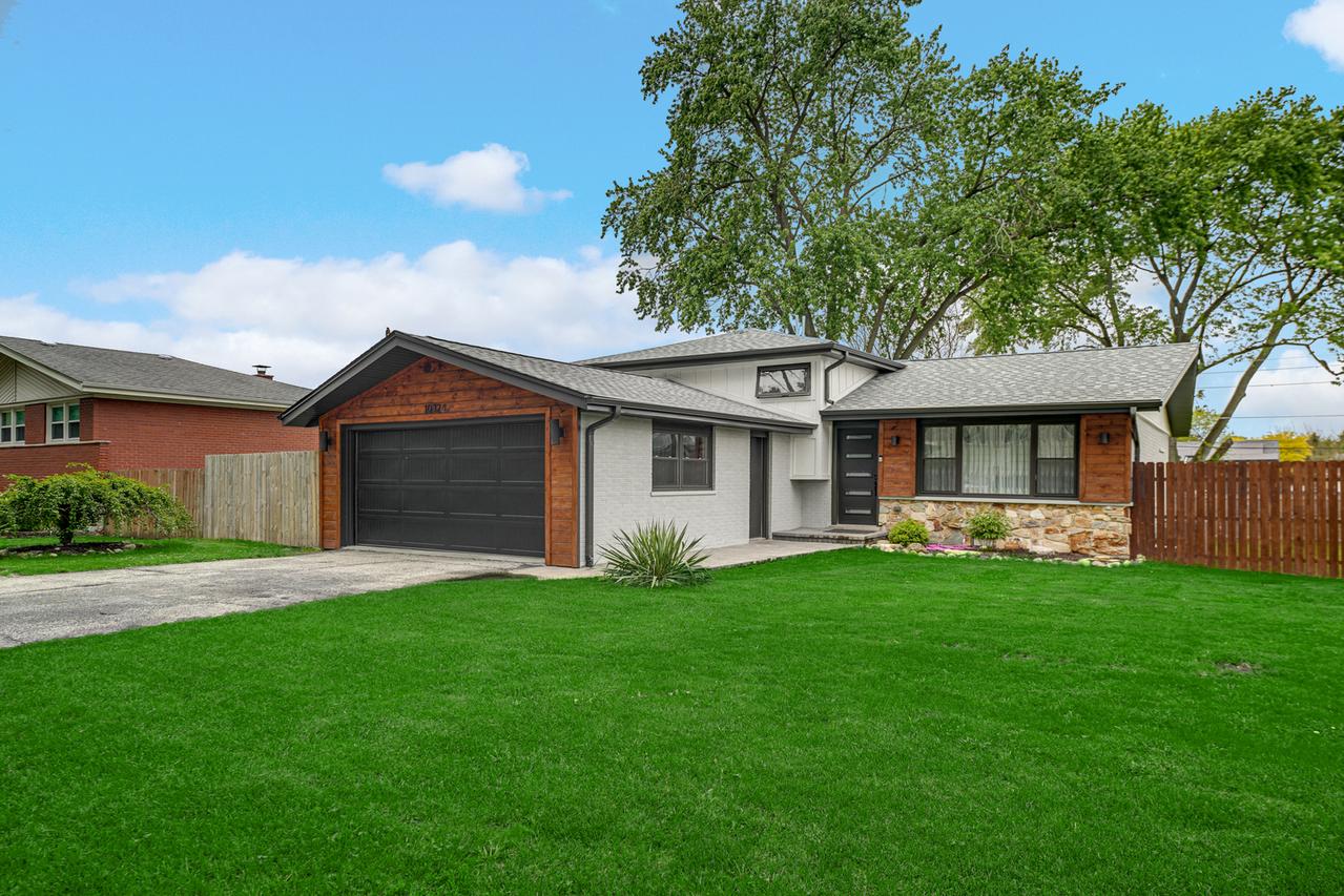 10324 S 81st Ave., Palos Hills, IL 60465