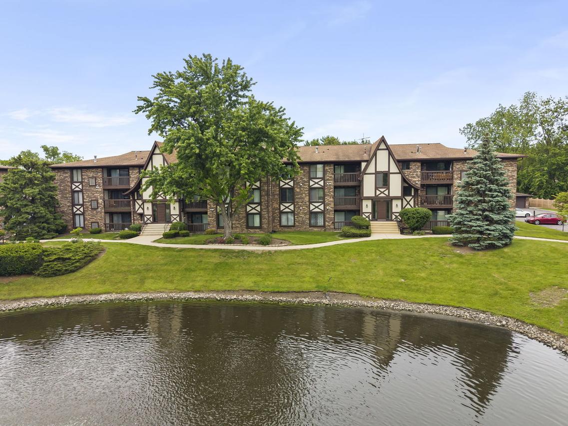 525 Cumnor Rd. #306, Westmont, IL 60559