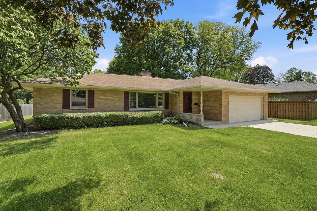 152 Crestwood Dr., East Dundee, IL 60118